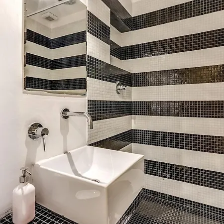 Vico 2bdr Piazza Del Popolo With Private Garden Lejlighed Rom