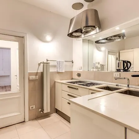 Vico 2bdr Piazza Del Popolo With Private Garden Rom