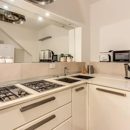 Vico 2bdr Piazza Del Popolo With Private Garden